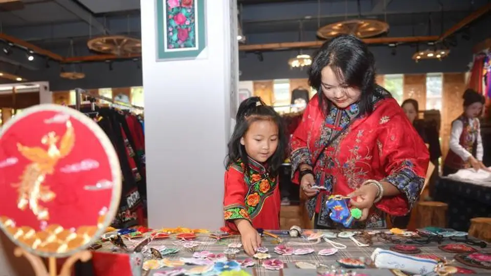 火把节临近去禄劝逛彝绣市场 游客挑试买绣品体验千年非遗魅力