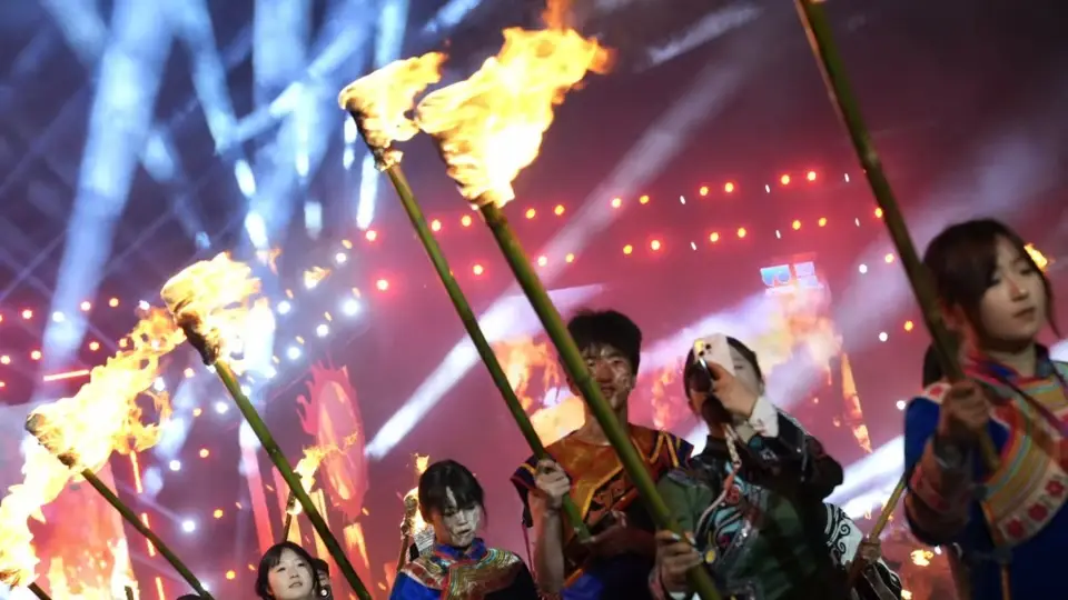 威宁火把节狂欢夜：万人共赴18℃夏夜之约，多元民族活动燃动五里岗广场