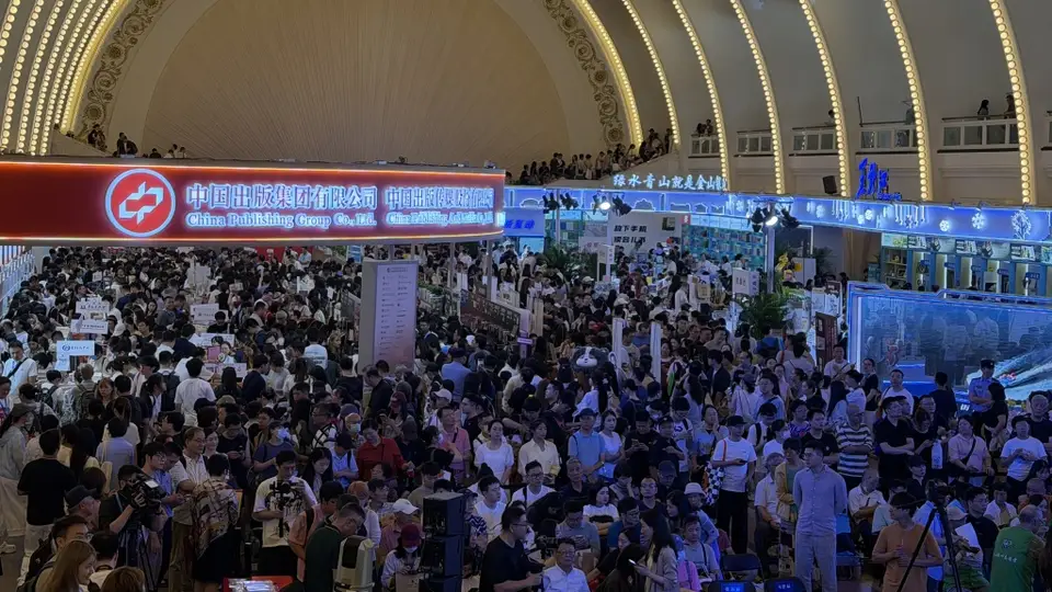 单日入场人次突破6.5万!都在感慨出版业“遇冷”,为何上海书展人山人海