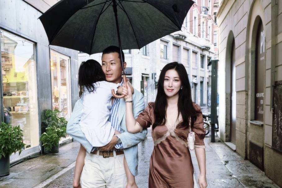 朱珠一家意大利度假，她穿蕾丝裙配人字拖很松弛，王昀佳抱娃超帅