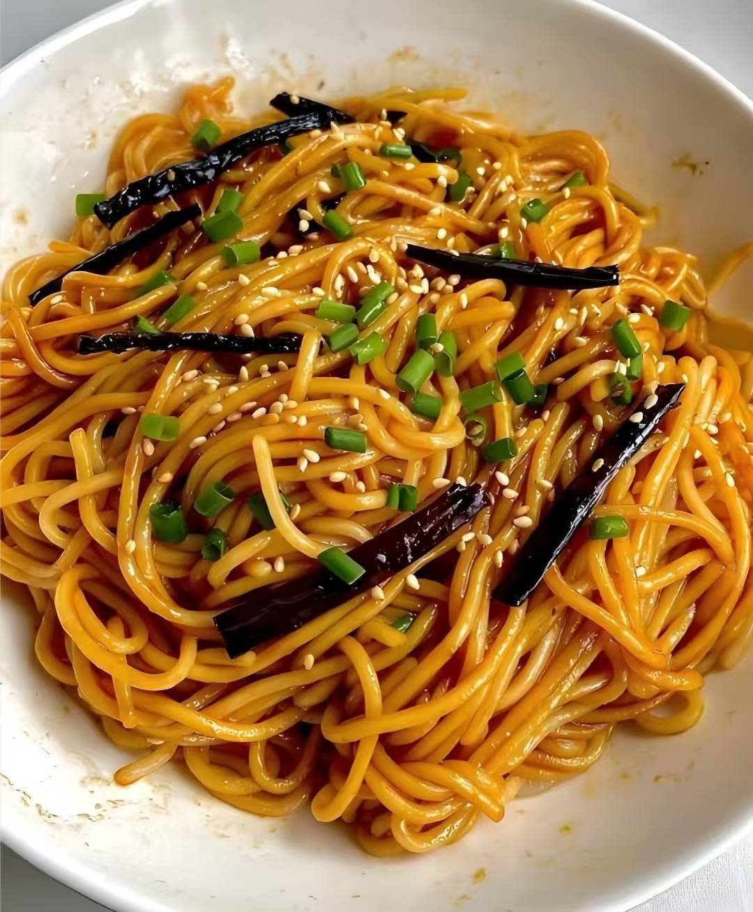 葱香浓郁超入味！教你做比面馆还香的葱油拌面