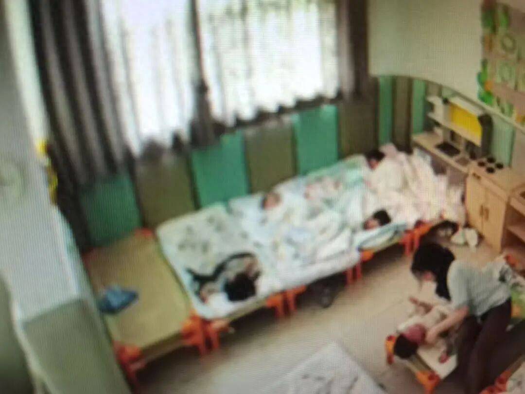 上海16月大幼儿入托第一天遭老师虐待29分钟，涉事托育园已关园