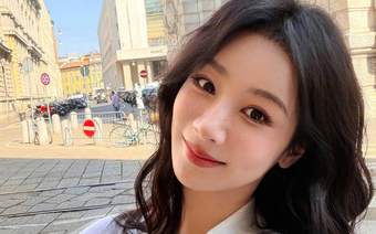 杨紫晒米兰街头自拍照 化身雀斑少女活泼又可爱