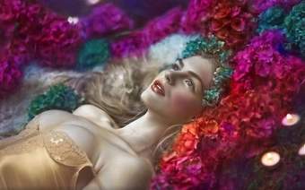 原创她按下的不是快门，是毒药！英国女摄拍出“人间幻境”，每张都像吸了罂粟，放大后细思极恐……