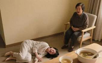 我嫌婆婆炖的月子汤苦,连续4天都给小姑子喝了,小姑子突然倒地