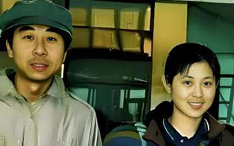 1988年，29岁的倪萍和冯巩的合影，那时倪萍还未出名，长得很漂亮