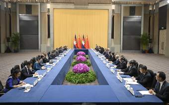 习近平会见柬埔寨首相洪玛奈