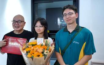 拿到武汉首封大学录取通知书,“淡定学霸姐”现场支招:上课别睡觉,多听听课,多做做作业