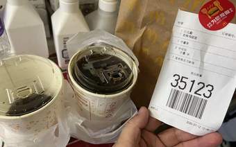 麦当劳店员被指向顾客可乐中吐口水，店长回应：涉事店员是兼职学生，尚未辞退