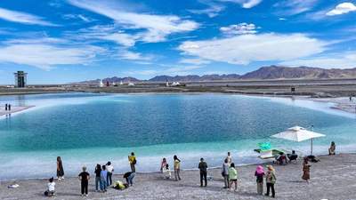 青海翡翠湖晶莹剔透宛若“天空之镜”游客纷至沓来