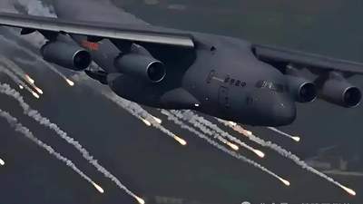 首次公开画面！运20空运红旗9B和S400，8轮发射车直接开进肚子！