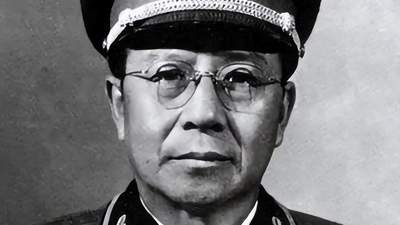 1961年，陈毅和周恩来在饭店吃狗肉，被人狠狠地踩了一脚