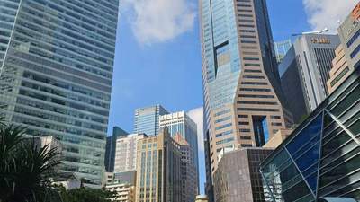 新加坡不眠夜：年中假期里，两段截然不同的“夜间城市体验”