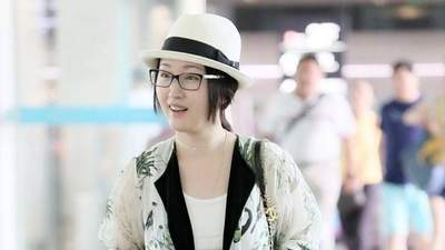 杨钰莹“外长里短”穿搭秘诀：印花开衫配短裤，显瘦又减龄