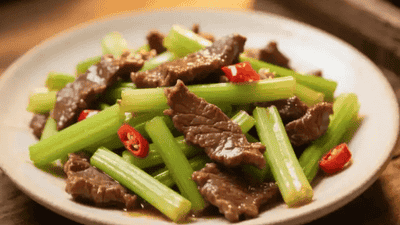 炒胡芹配牛肉，鲜汁裹着脆叶香，米饭要多备小半碗