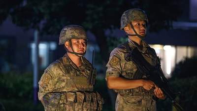 第71集团军朱德警卫团深夜执勤有别样体验 官兵传承朱老总爱兵站岗的老传统