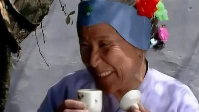 贾母递的半盏残茶，75岁刘姥姥一饮而尽，这场荣国府宴会上的细节，原来藏着底层老人最通透的活法