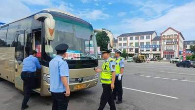 蒙阴多部门联合开展旅游大客车第三轮整治 现场设多个点位核查游客出行车辆