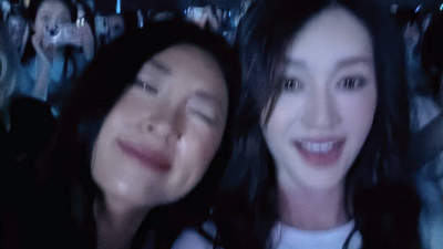李小冉现身刘雨昕深圳演唱会 台下同框淡淡畅聊看秀体验