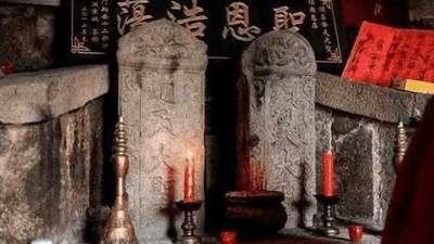福建山中挖出刻有齐天大圣的古墓 石猴配双碑引游客好奇打卡探秘
