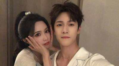 孟子义李昀锐合拍居家情侣自拍 亲昵甜蜜氛围感十足