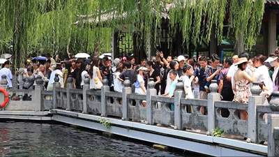 山东济南：趵突泉水位较去年同期上涨1.2米 “趵突腾空”迎八方来客