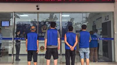 四川警方突袭一牛肉制假窝点，现场多人正徒手在猪肉上抹牛油、牛血冒充牛肉，涉案超百万元