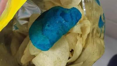 乐事薯片中被曝出现蓝色异物，品牌方回应：希望取回产品作内部核查
