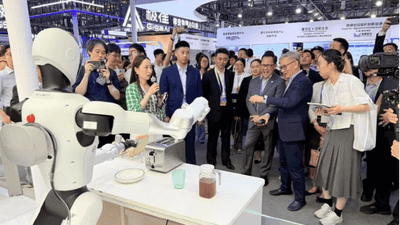 WAIC直击|银河通用真机无预设上岗,Galbot G1现场展示早餐制作