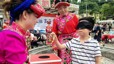 邛崃南宝山镇直台羌寨蓝莓嘉年华启幕,游客共赏民族风情与田园采摘乐趣