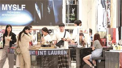 【图片新闻】海南暑期免税购物火热