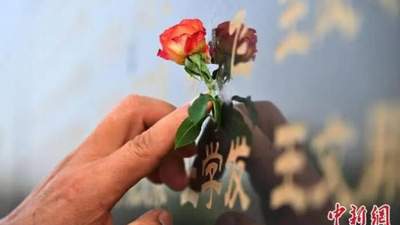 唐山抗震50周年纪念 海外侨胞寄哀思与唐山民众献花的双向力量让我们读懂唐山的韧性