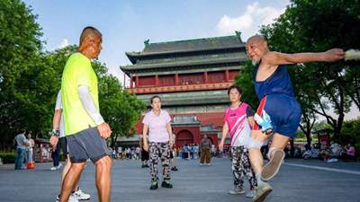 北京中轴线申遗两周年 市民游客共赴古今交融的烟火漫步