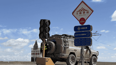 青藏公路守护团与你共赴 带娃藏羚羊安全过马路啦