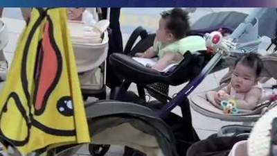 上海萌娃练抬头的温馨现场 婴儿车围成圈的互动小天地超治愈