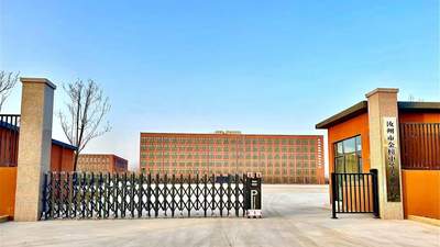 河南汝州职校引多元活动争议 公众围观公职人员参与校办餐厅超市始末