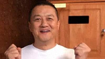 李亚鹏向胡心瑶捐赠后引争议 读者热议慈善行为该如何看待