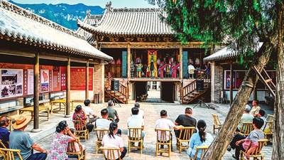 7月30日来平顺县石城东庄村 古戏台前游客观赏戏曲享乡村文旅乐趣