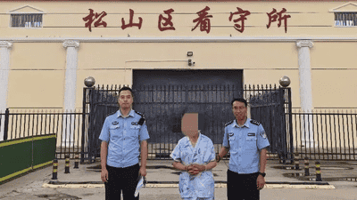 高温天老人路边晕倒，民警热心救助后竟有大发现，竟是潜逃16年的逃犯