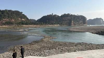 在乐山大佛面前漂流自拍？景区管委会：当场劝离，已批评教育