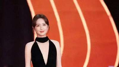 佟丽娅黑丝造型惊艳全场，43岁美腿逆天，野性美感拉满