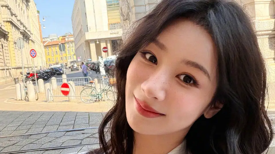 杨紫晒米兰街头自拍照 化身雀斑少女活泼又可爱