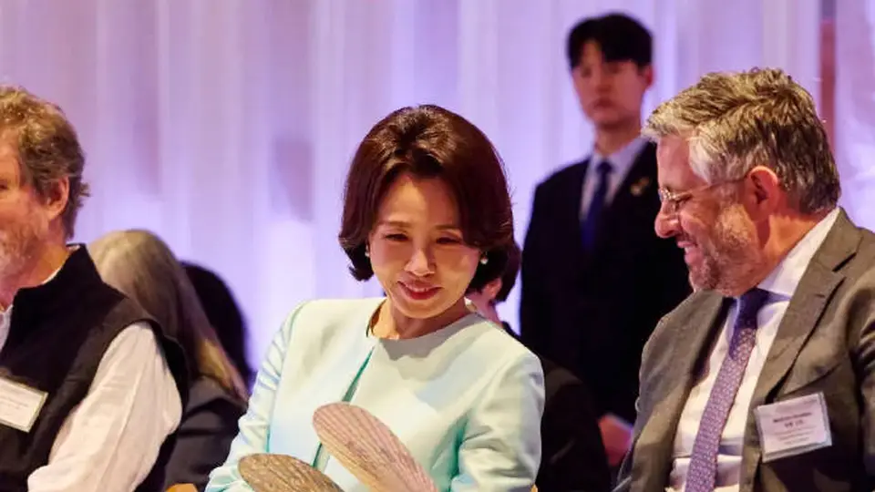 韩国夫人美到洛杉矶,浅蓝低领裙惊艳秀场,李在明喝酒吃肉聊的欢