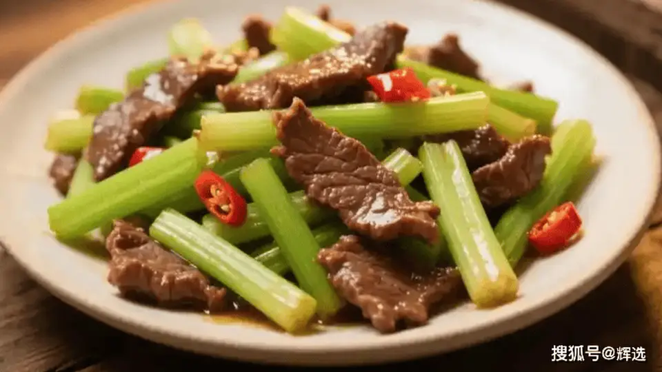 炒胡芹配牛肉,鲜汁裹着脆叶香,米饭要多备小半碗