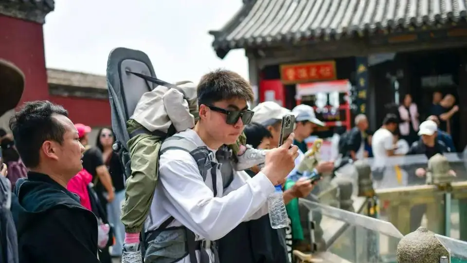 泰山陪爬山服务价目引争议 多元体验下的服务边界该如何界定