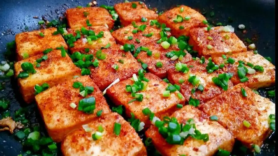 跟着吕文扬学做铁板豆腐：围观食材挑选、翻面实操与酱汁调制的趣味体验课