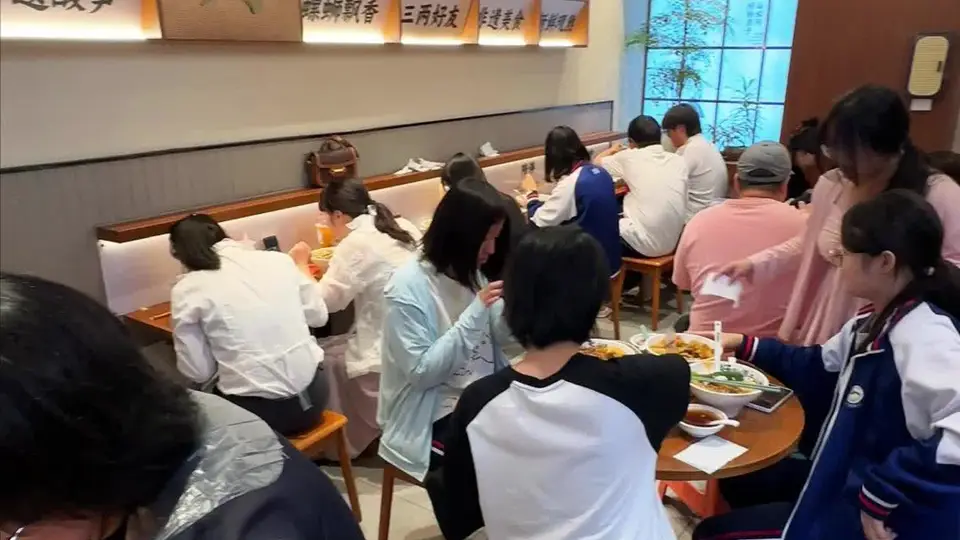 逛商场想嗦粉？柳蛳蛳单人餐选得爽，闺蜜小聚螺蛳粉火锅更对味！