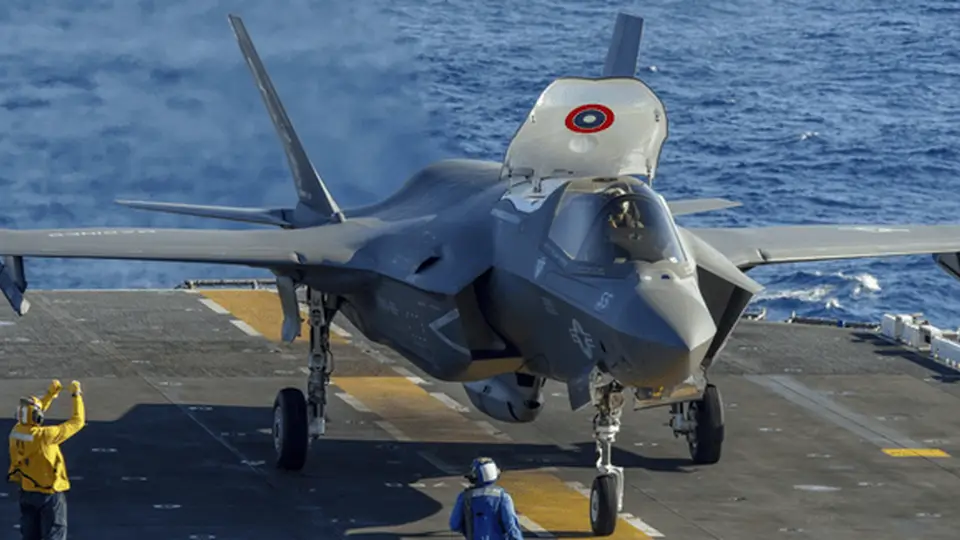 F-35B隐身战机美军训练时坠毁 八一建军节之际的这幕让网友直呼太罕见