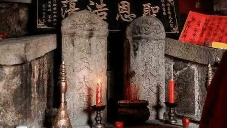福建山中挖出刻有齐天大圣的古墓 石猴配双碑引游客好奇打卡探秘