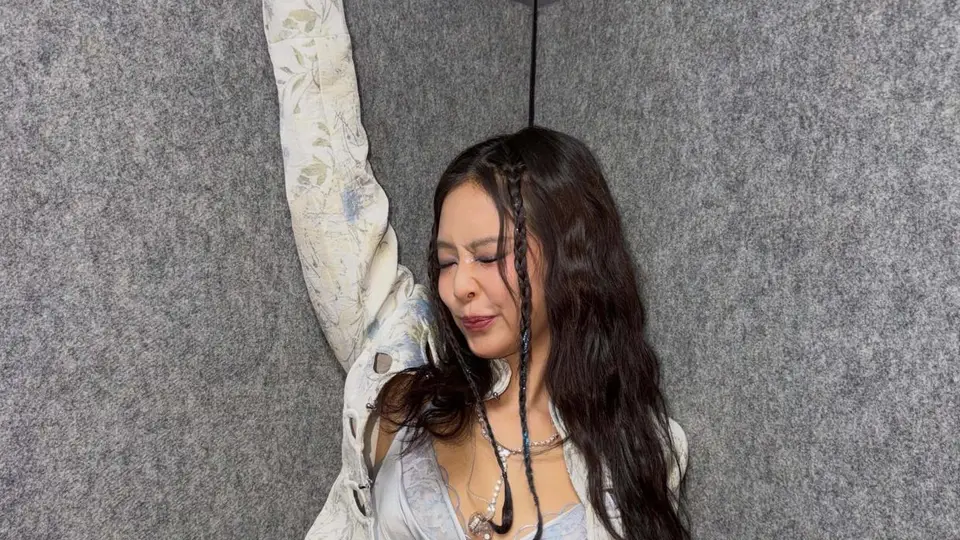 JENNIE穿白色吊带性感热辣 对镜比心妩媚又撩人